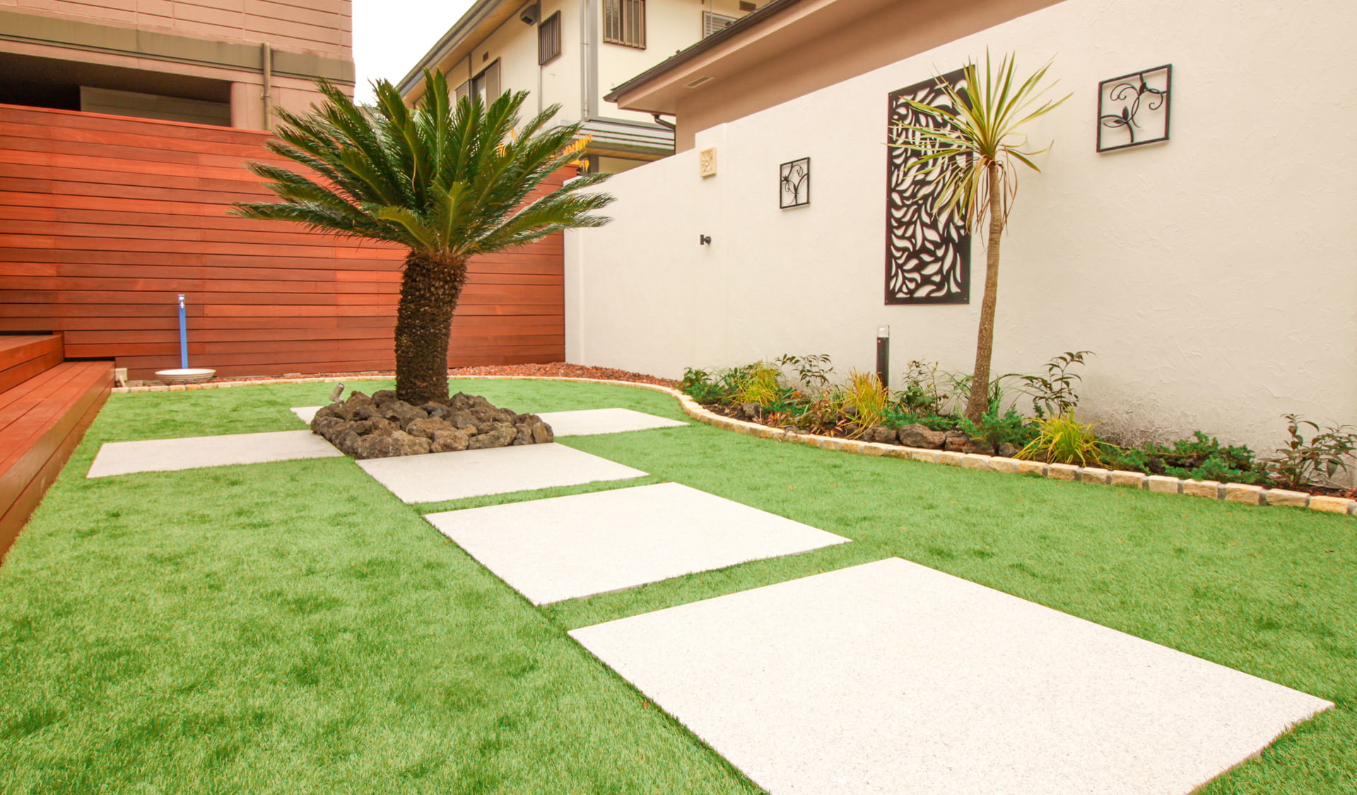 ソテツと人工芝のハワイ風ガーデン