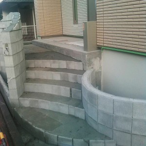 玄関前階段とブロック塀