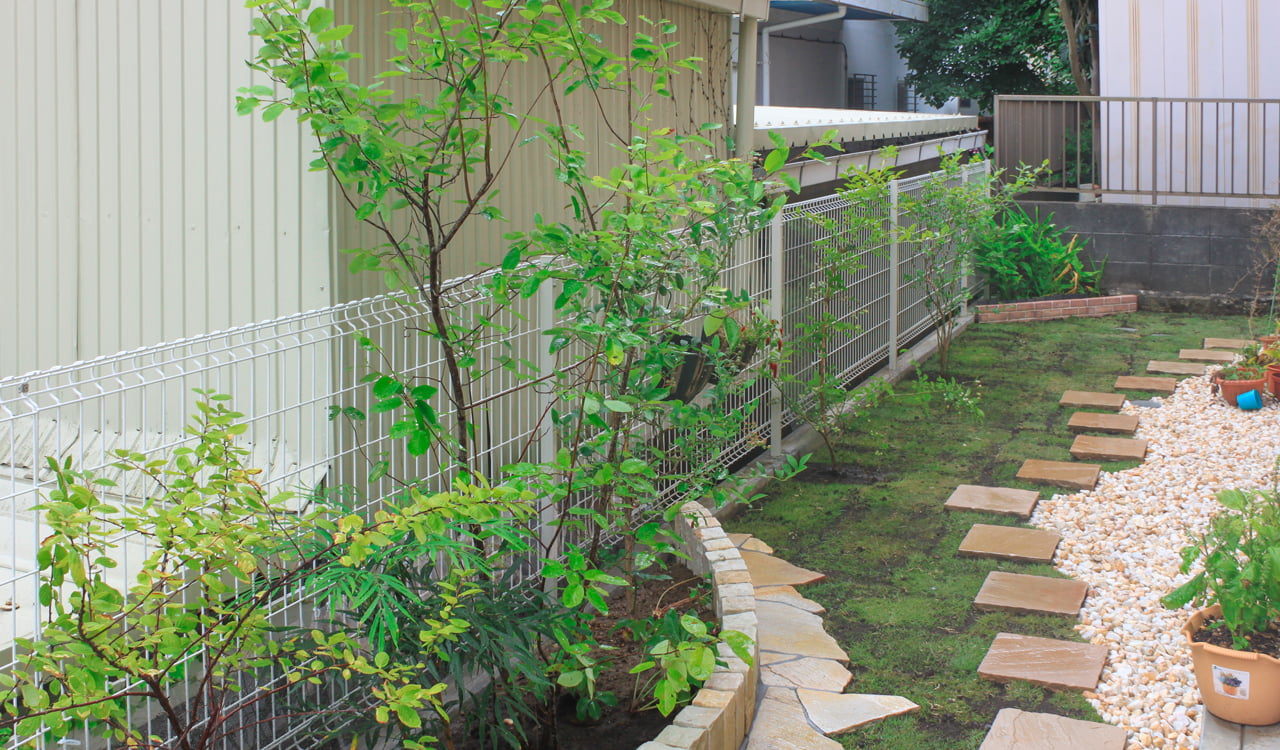 自然石の石乱形貼りと植栽のアプローチ 横浜の外構 エクステリア 庭 ヒールザガーデン