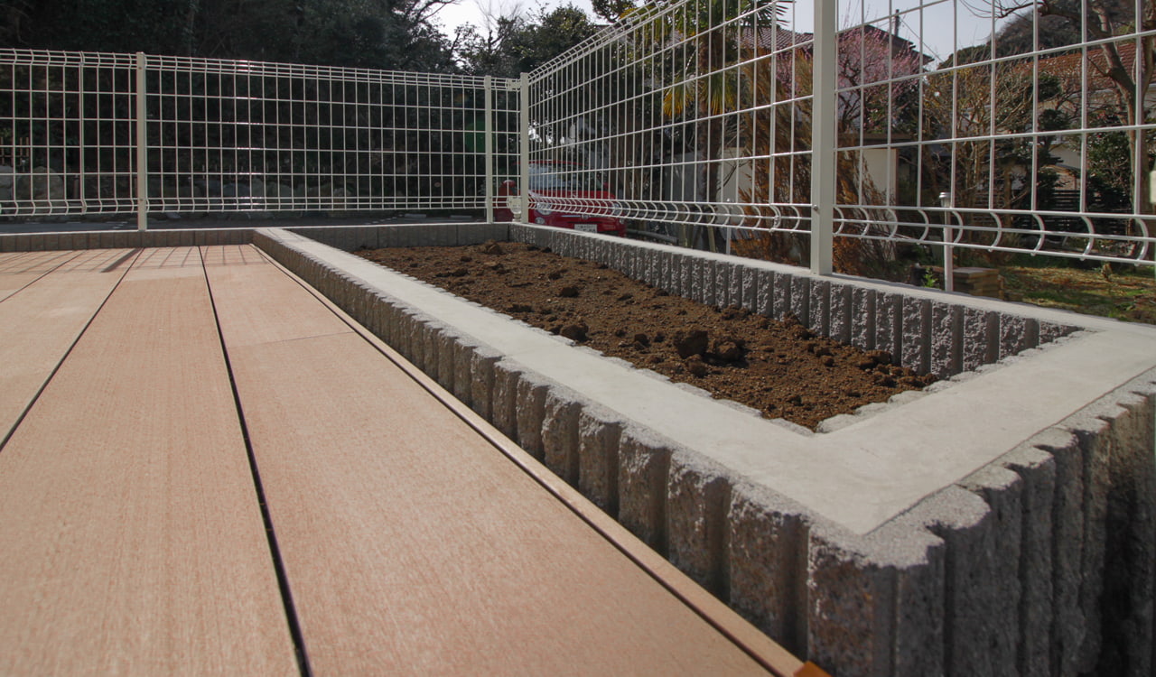 枕木の門柱と石貼りのアプローチ|横浜の外構・エクステリア・庭|ヒールザガーデン