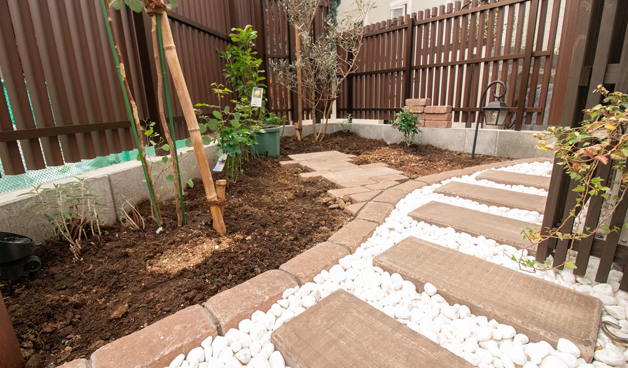 枕木でアプローチを作り