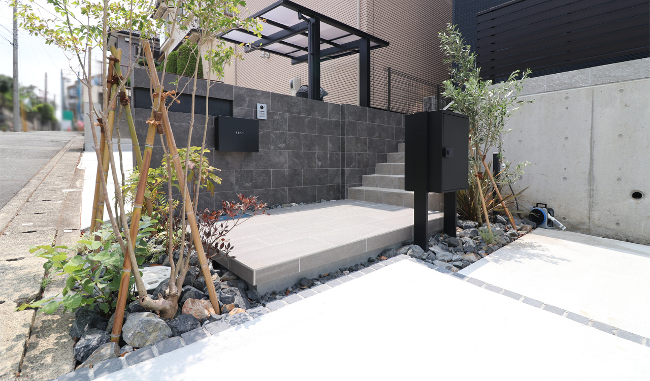 隣地境界添い一面に、間口を広く設けた存在感のあるグレーの門袖"