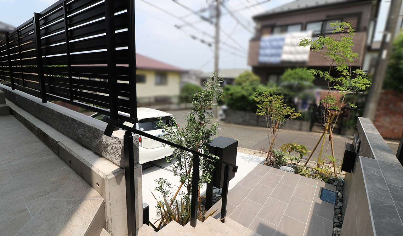 タイルを施したアプローチと階段。踊場部分は広々とした使い勝手の良いゆとりのあるスペースを確保