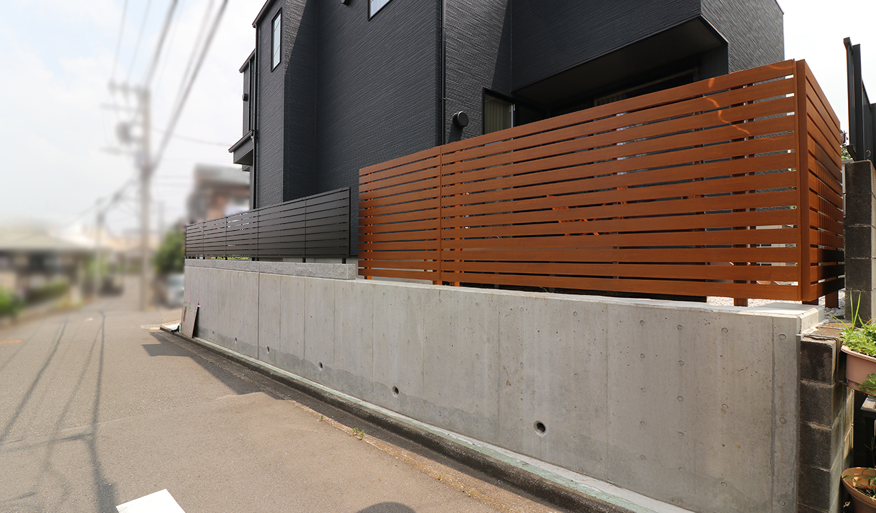 外周は目隠しフェンスで囲い、プライバシーを確保しています。