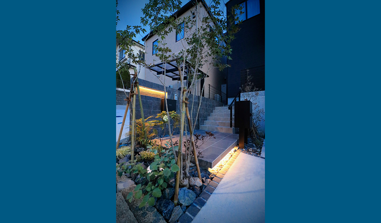 門袖と階段蹴込に設けた間接照明により、夜間は美しくライトアップ。表札と足元をおしゃれに照らします