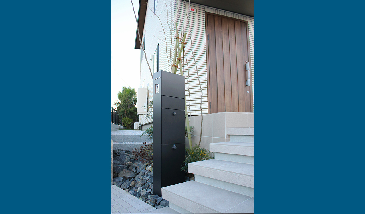 ミニマルなデザインを追求したリクシルの機能門柱ＦＴ。省スペースながら宅配ボックスも兼備
