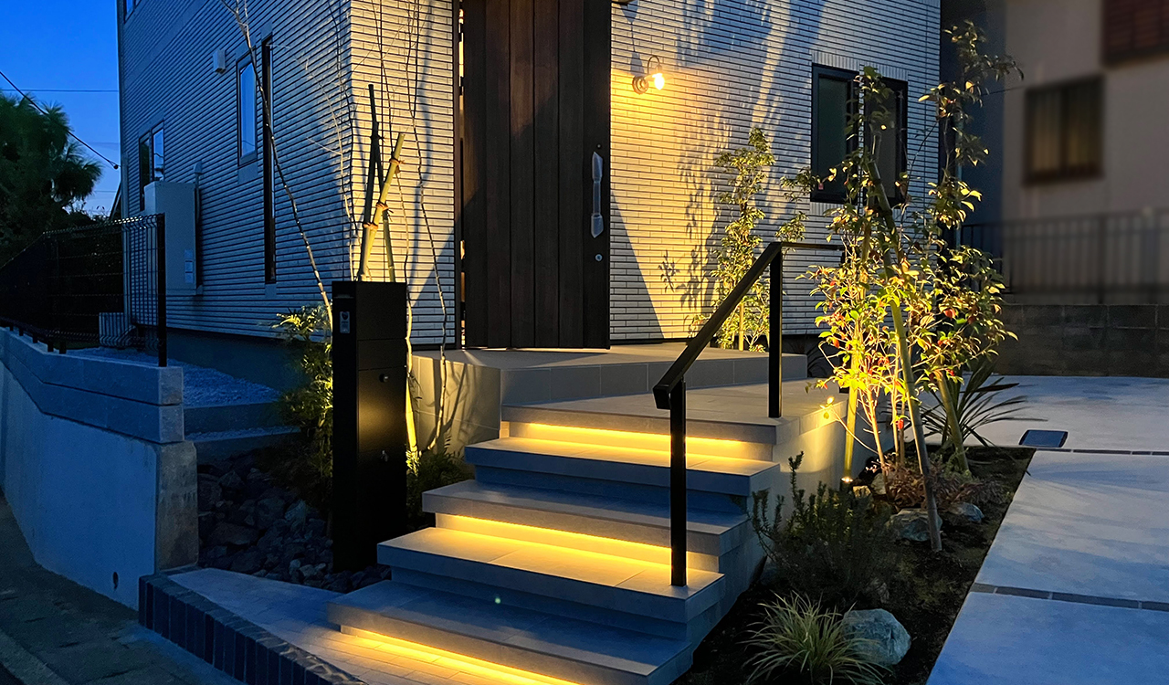 フローティングステップと植栽用に設けた間接照明が、効果的にアプローチを演出