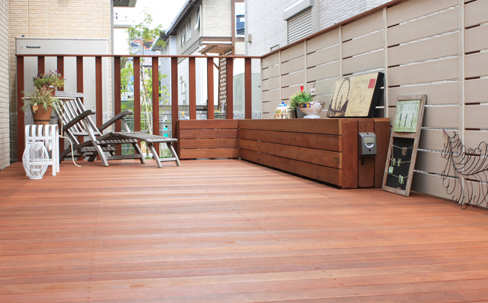 デッキのベンチ