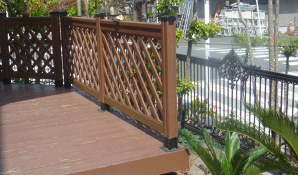 自然石テラスリフォームと植栽整理の2世帯住宅エクステリア事例