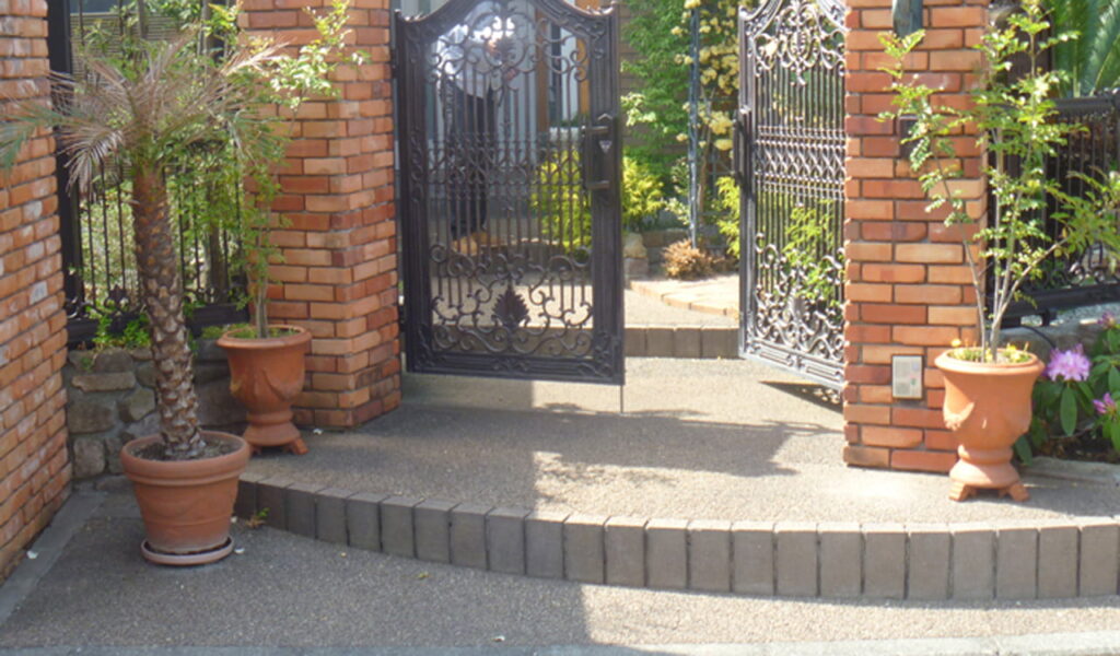 自然石テラスリフォームと植栽整理の2世帯住宅エクステリア事例