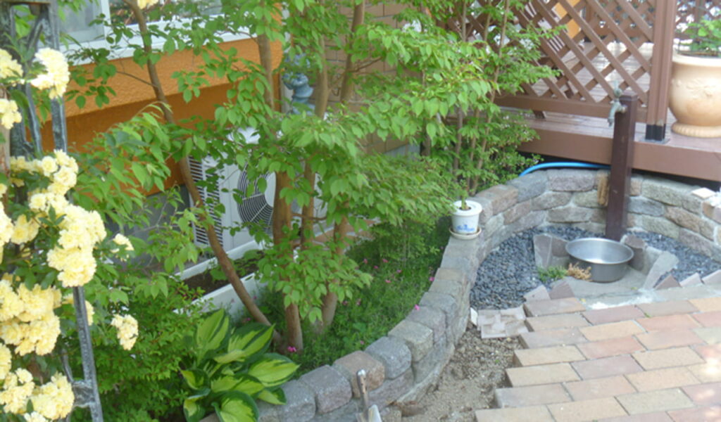 自然石テラスリフォームと植栽整理の2世帯住宅エクステリア事例