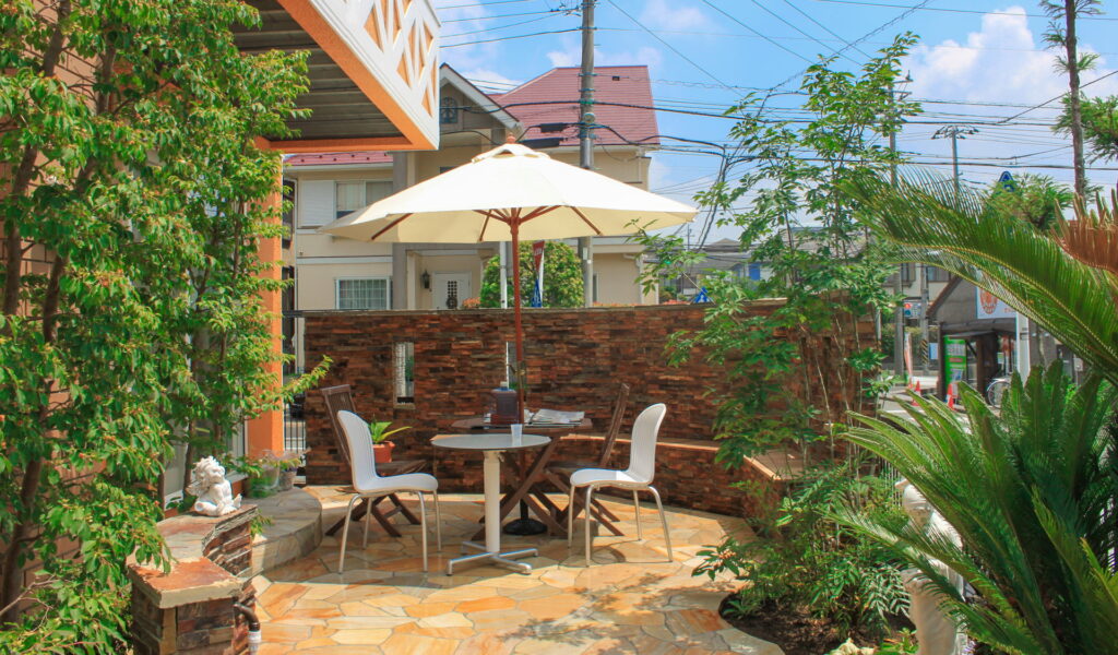 自然石テラスリフォームと植栽整理の2世帯住宅エクステリア事例