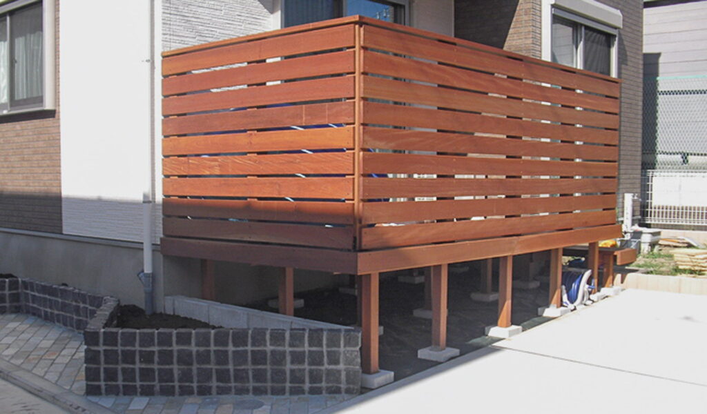 目隠しでプライベート感あるウッドバルコニー