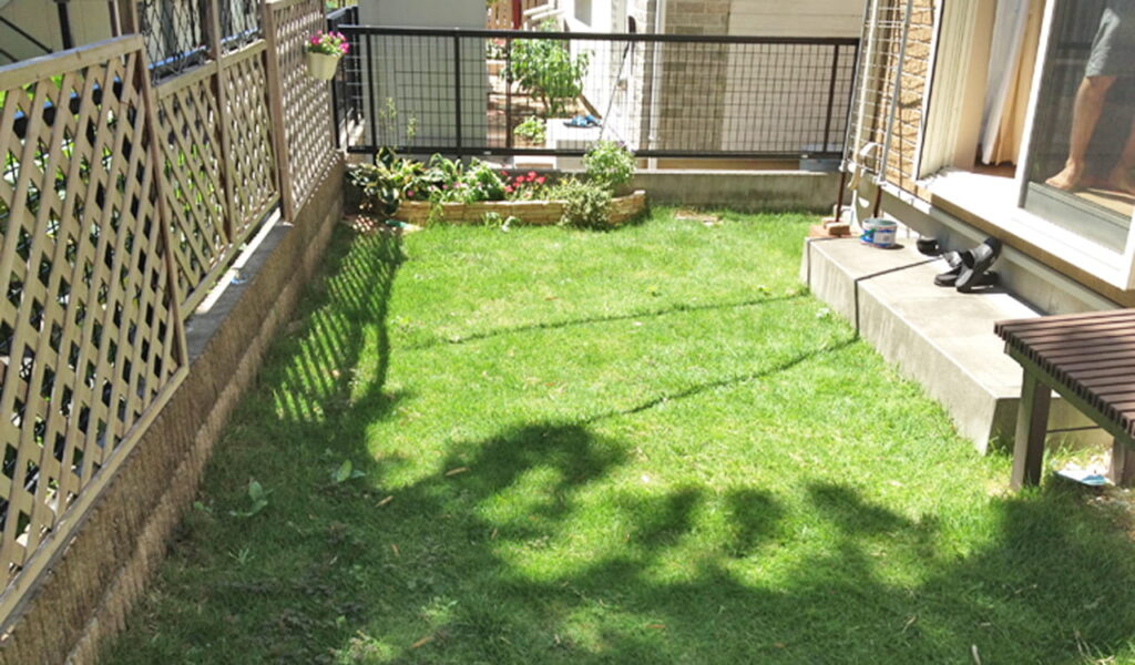 タイルデッキとパーゴラでおしゃれカフェ風に庭園リフォーム