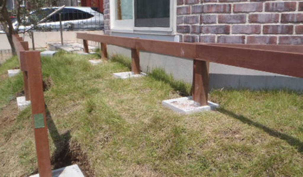 高低差庭活用のウッドバルコニー＆視線対策ウッドフェンス施工