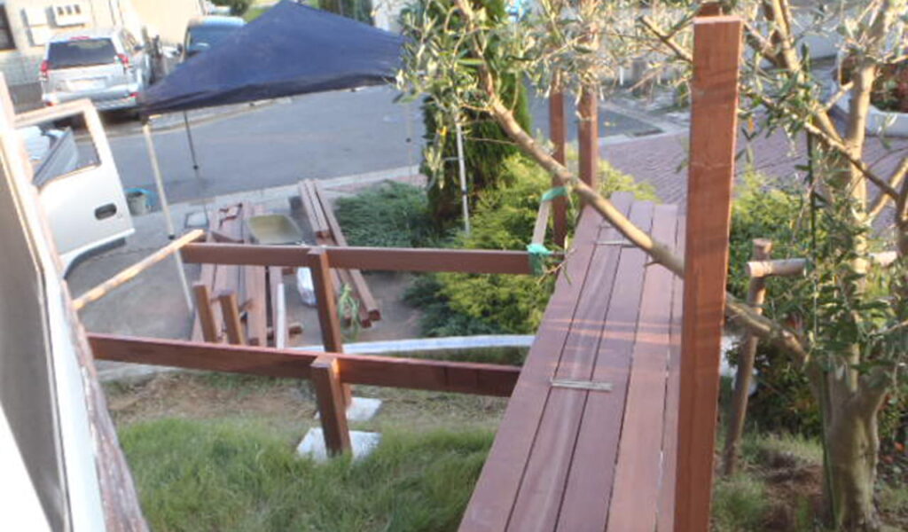 高低差庭活用のウッドバルコニー＆視線対策ウッドフェンス施工