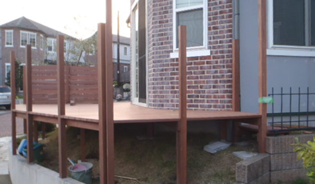 高低差庭活用のウッドバルコニー＆視線対策ウッドフェンス施工