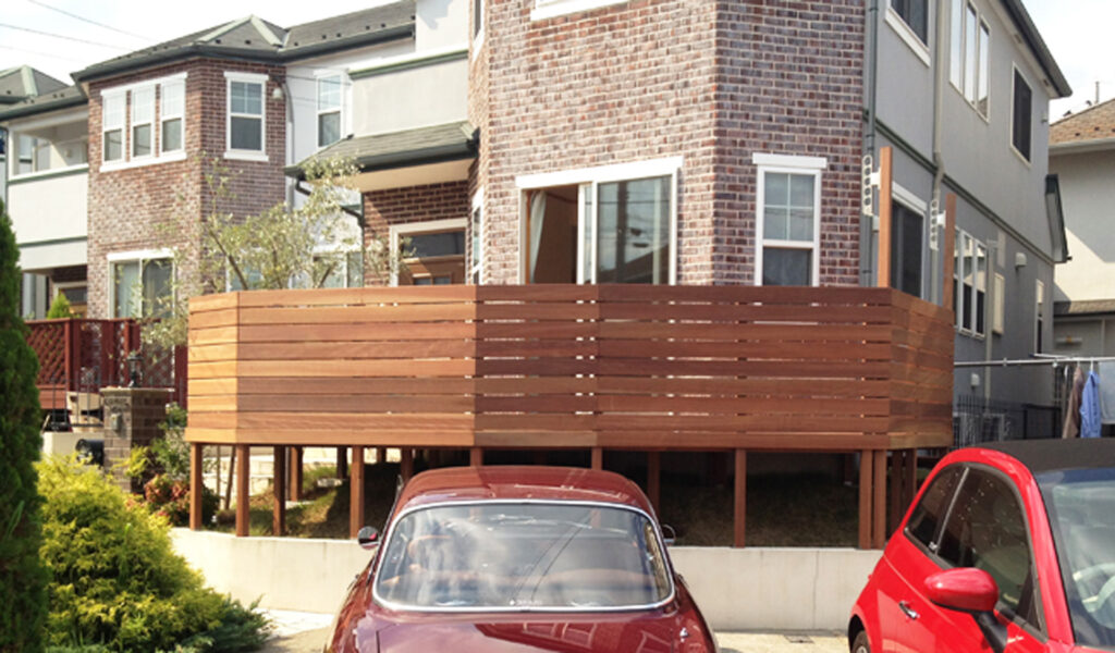 高低差庭活用のウッドバルコニー＆視線対策ウッドフェンス施工
