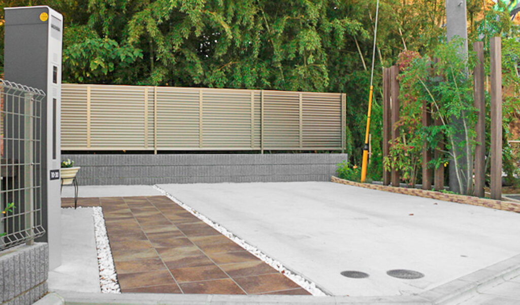 高級感のあるブラウン系のタイルアプローチ