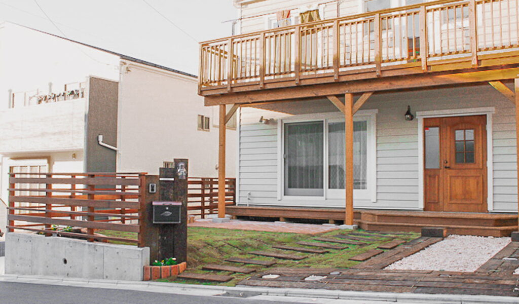 カントリー調邸宅に映えるナチュラル外構工事