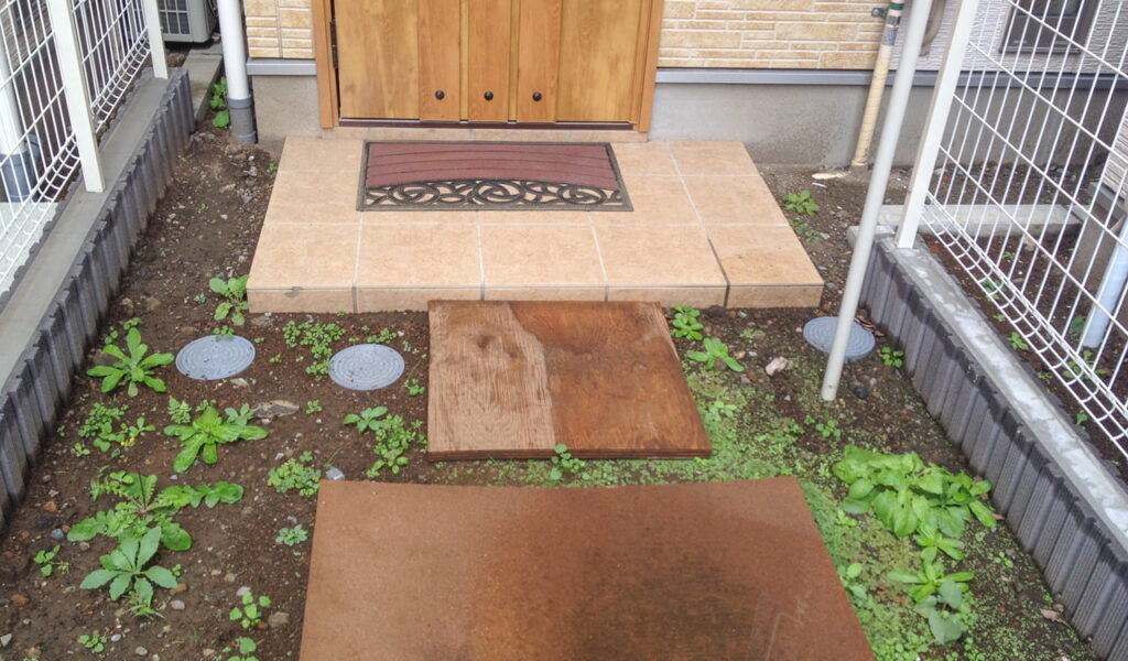 自然と融合したカントリー調邸宅のエクステリア庭