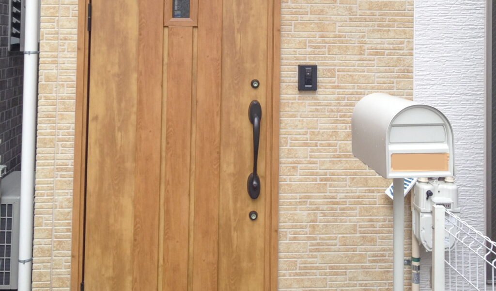 自然と融合したカントリー調邸宅のエクステリア庭