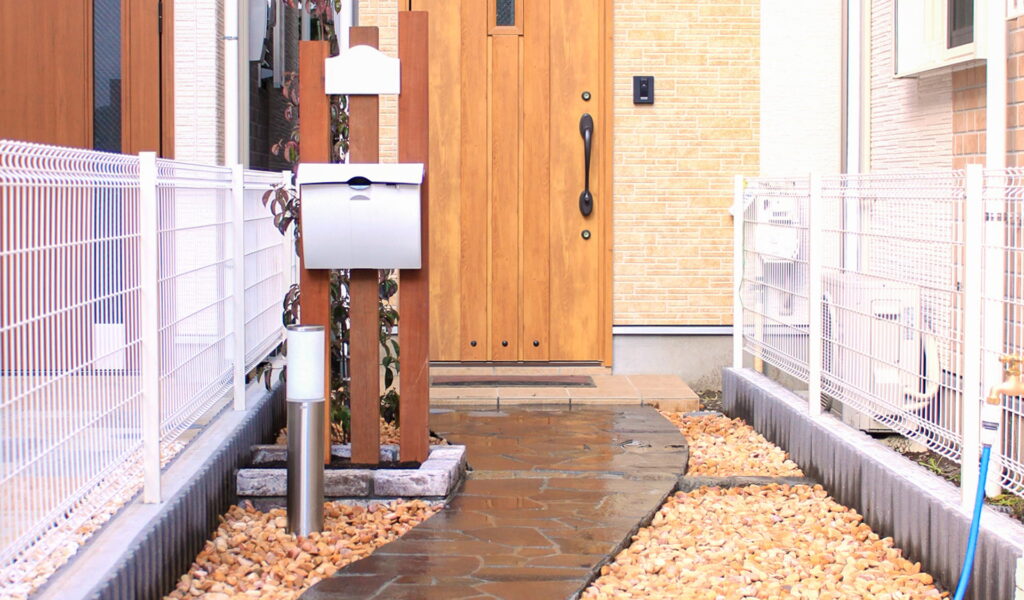 自然と融合したカントリー調邸宅のエクステリア庭