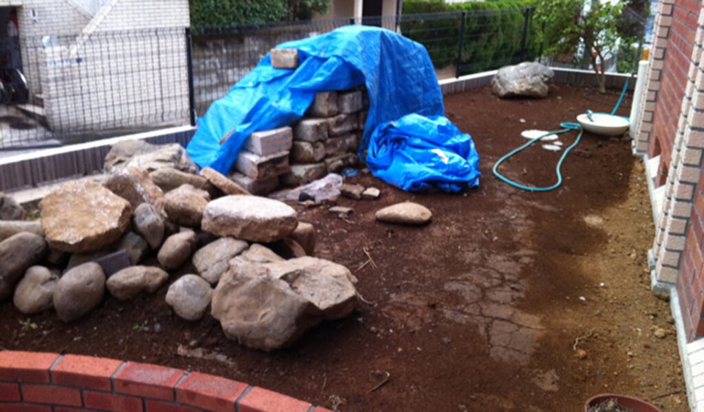 レンガの邸宅と自然石が調和する外構リフォーム