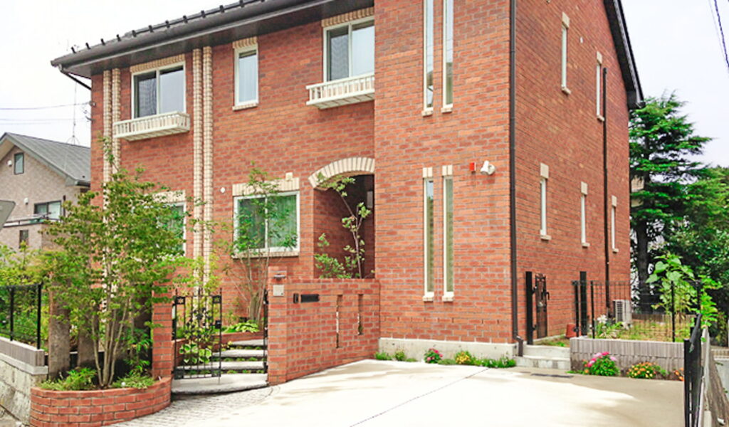 レンガの邸宅と自然石が調和する外構リフォーム