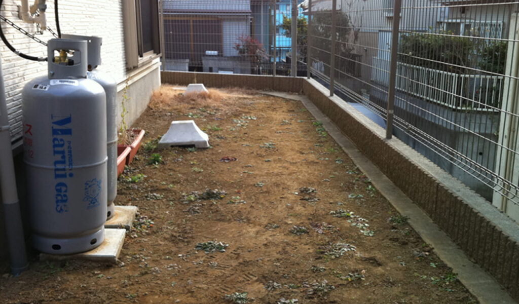 乱形石貼りと枕木で快適に！庭のエクステリアリフォーム事例