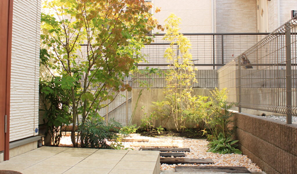 乱形石貼りと枕木で快適に！庭のエクステリアリフォーム事例