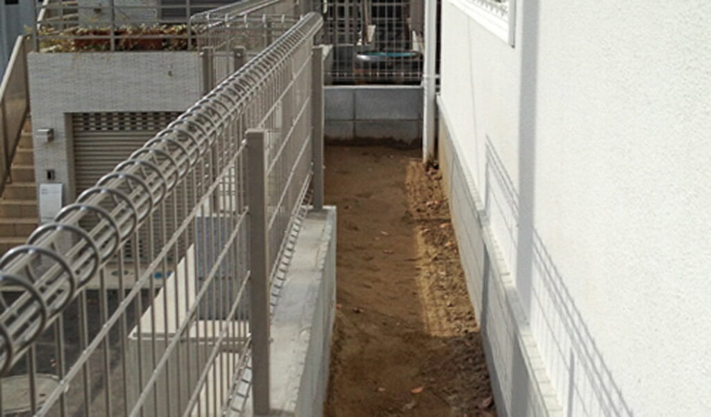 エレガントなストーンタイルとアイアンフェンスで彩る外構リフォーム