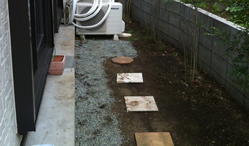 白いフェンスに囲まれたプライベートウッドテラス