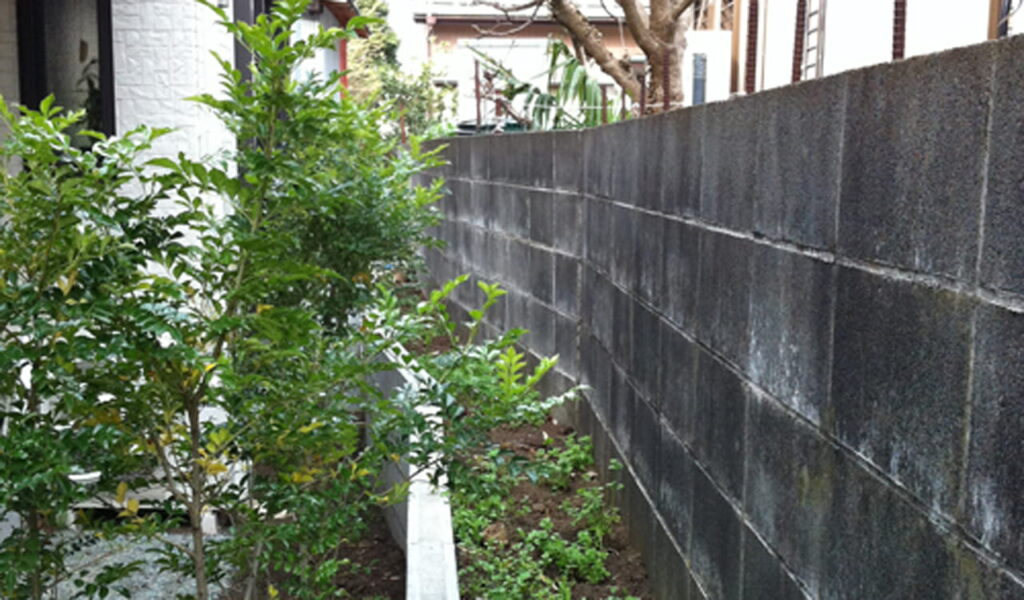 白いフェンスに囲まれたプライベートウッドテラス