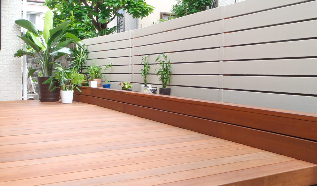 白いフェンスに囲まれたプライベートウッドテラス