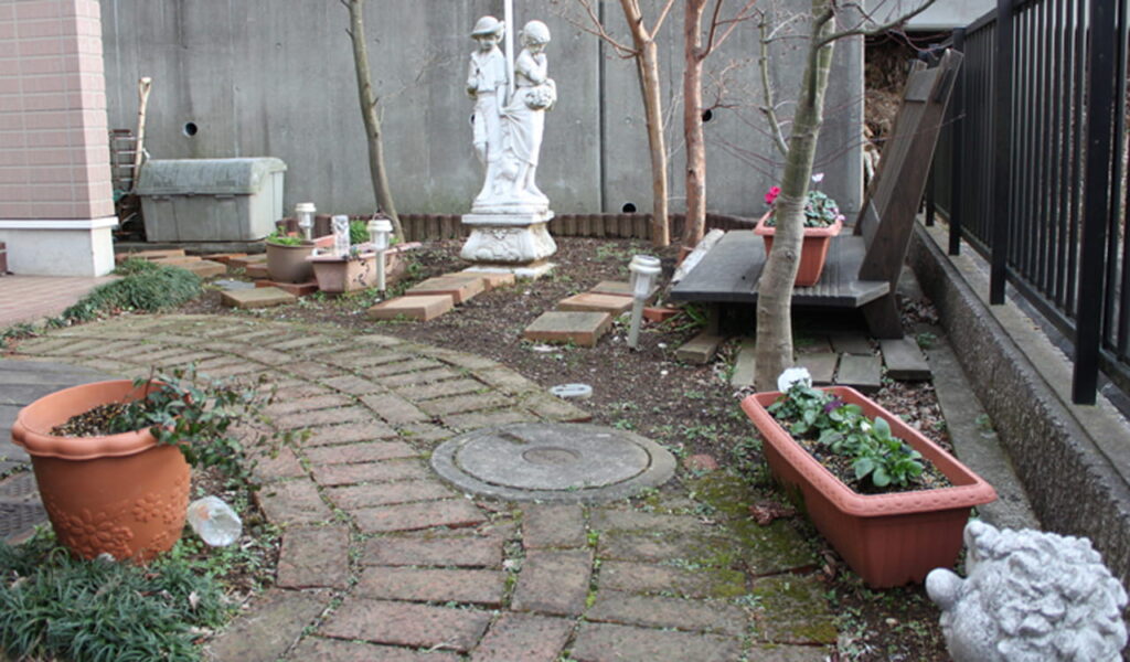 オーナメントが映えるレンガの楽しいお庭