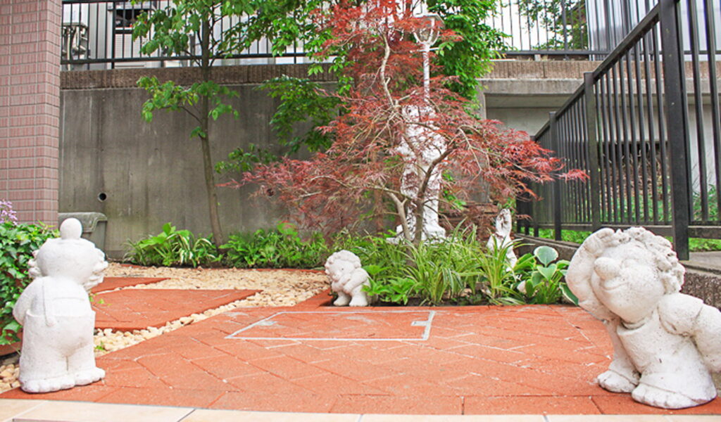 オーナメントが映えるレンガの楽しいお庭