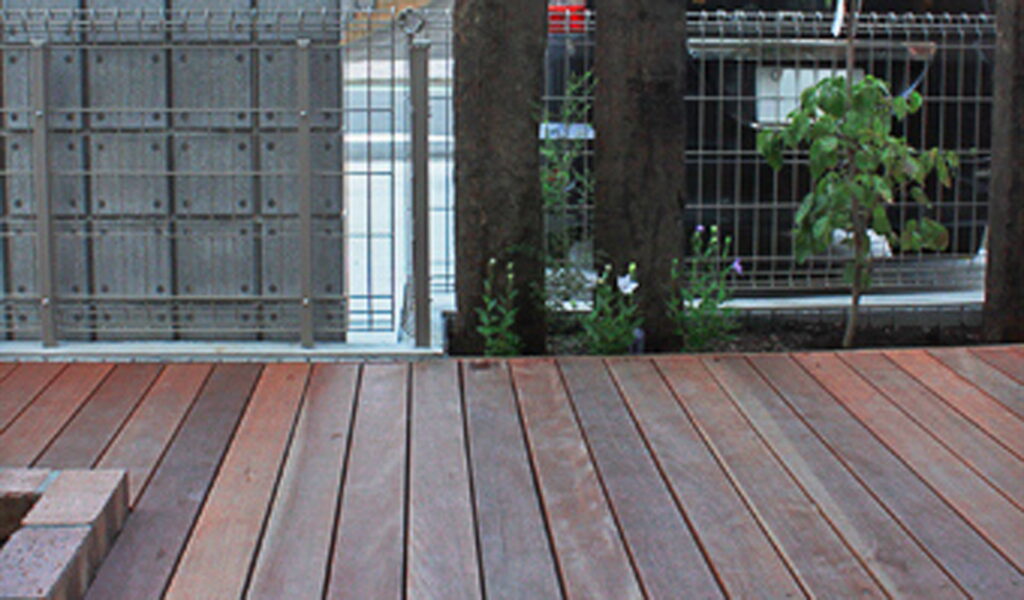 ウッドデッキと目隠しフェンスで生まれ変わる外構リフォーム