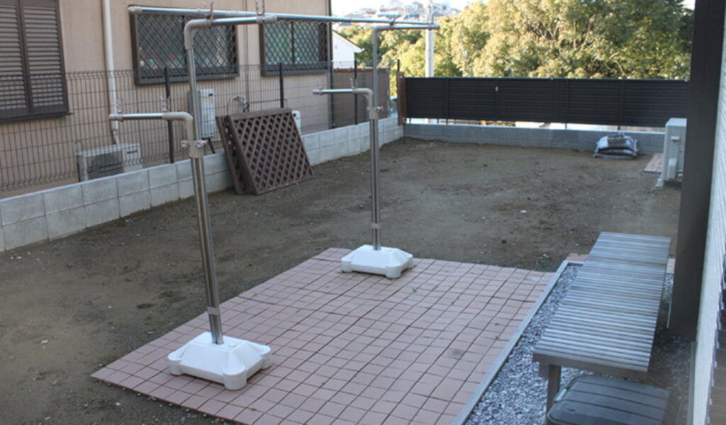 ぬかるみ解消とウッドデッキ設置による庭のエクステリアリフォーム