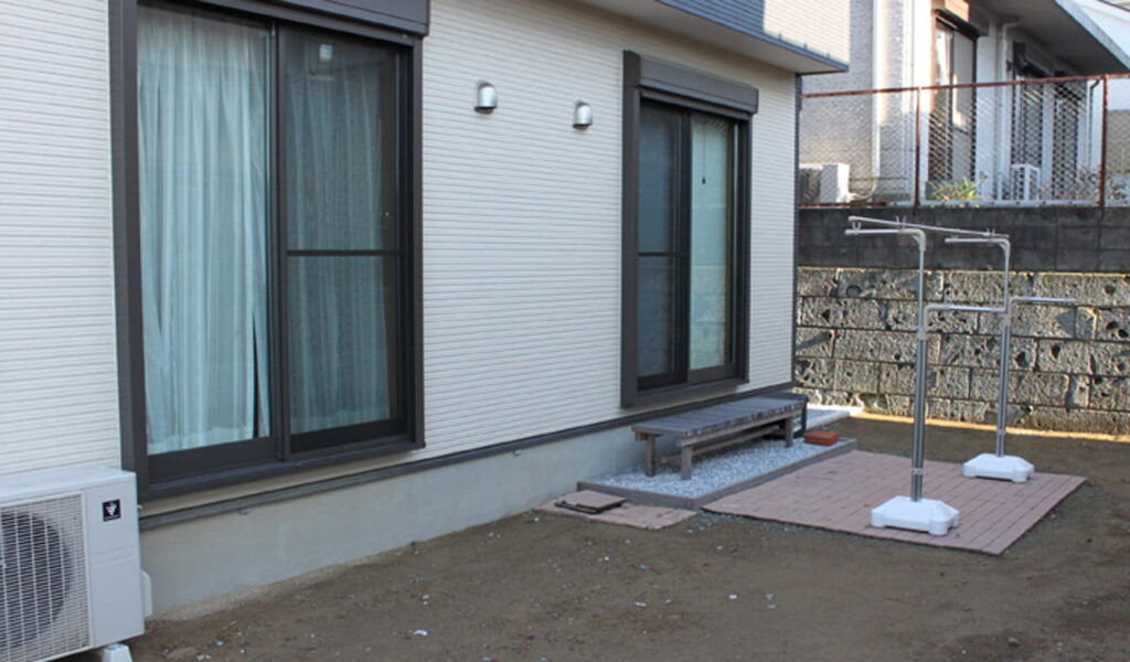 ぬかるみ解消とウッドデッキ設置による庭のエクステリアリフォーム