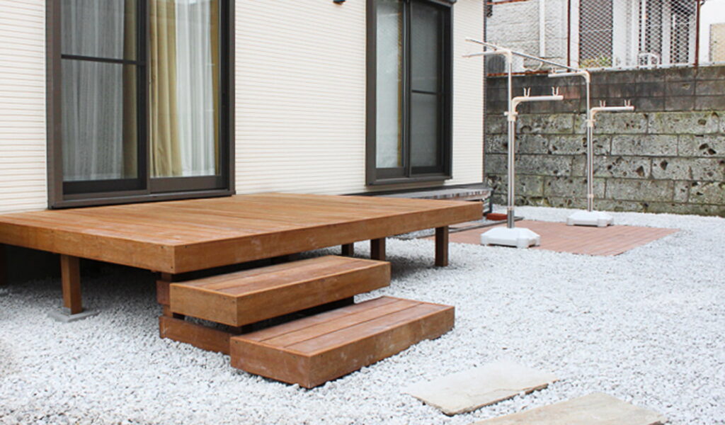 ぬかるみ解消とウッドデッキ設置による庭のエクステリアリフォーム