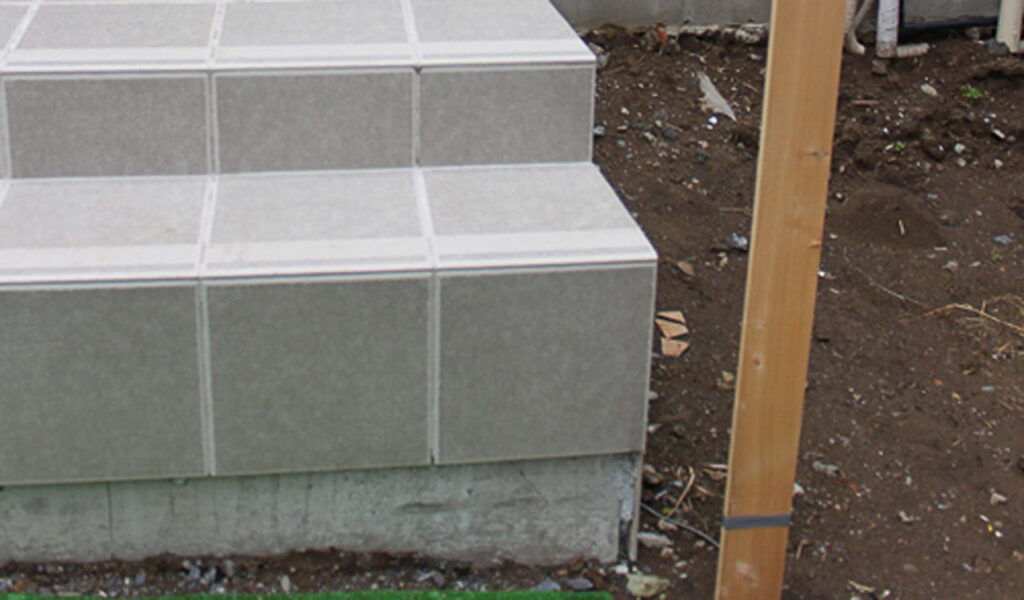 新築に合わせた自然石使用のエクステリア庭