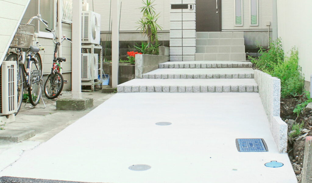 新築に合わせた自然石使用のエクステリア庭