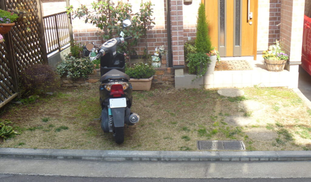 自然石タイルと枕木で魅せる駐車スペースのリフォーム