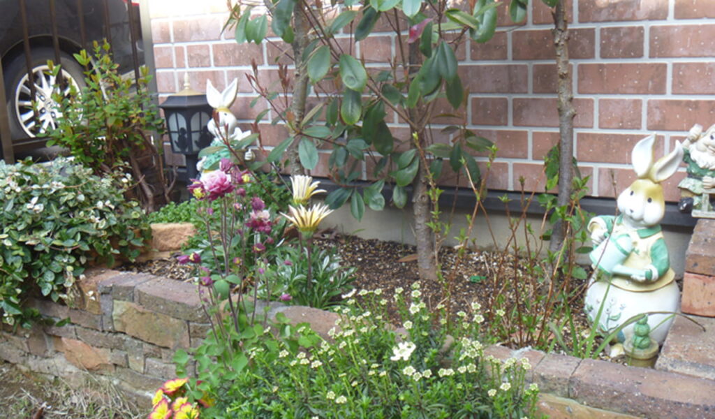 自然石タイルと枕木で魅せる駐車スペースのリフォーム