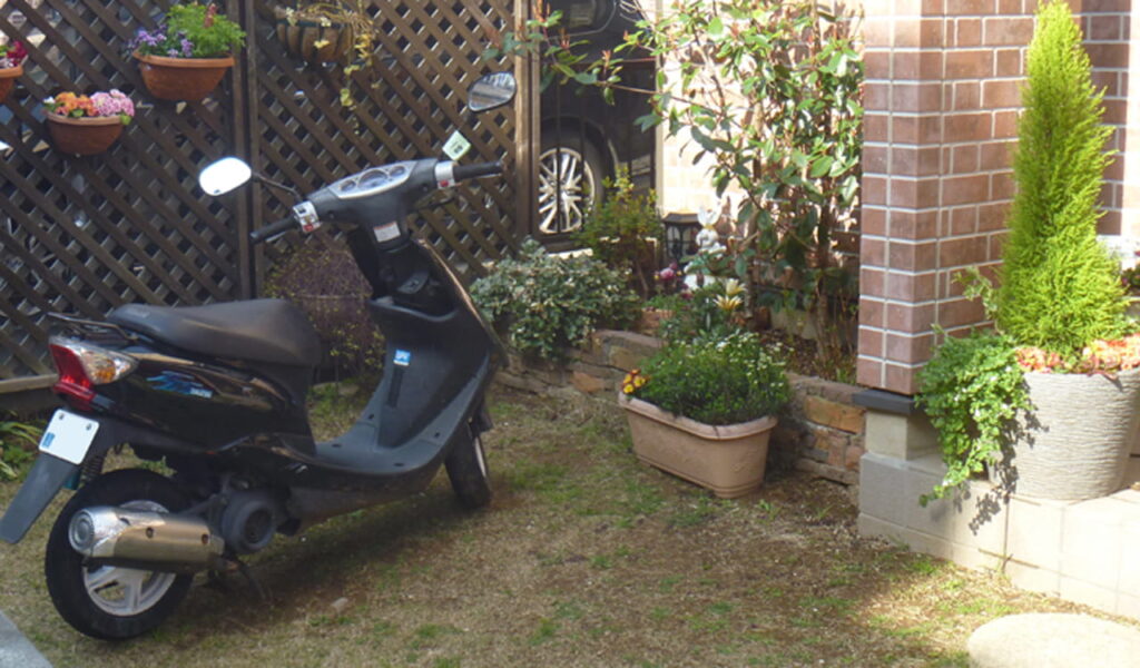 自然石タイルと枕木で魅せる駐車スペースのリフォーム