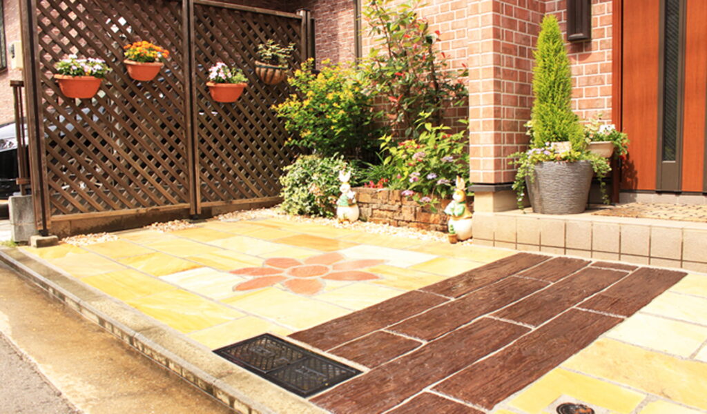 自然石タイルと枕木で魅せる駐車スペースのリフォーム