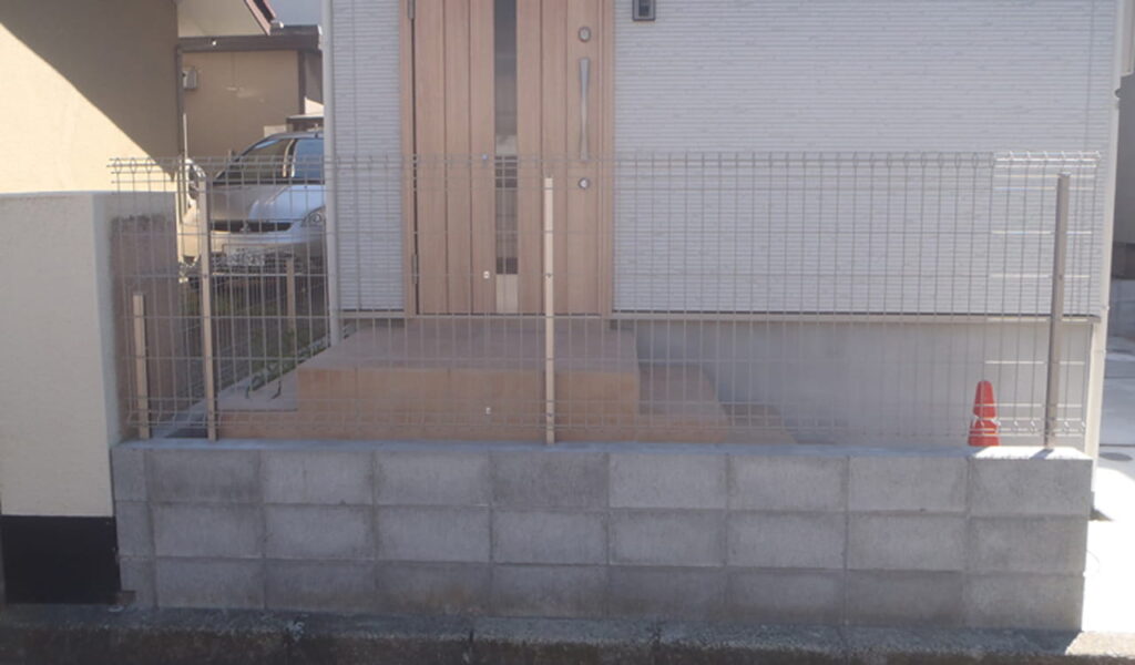 クリアマットのウッド調フェンスとタイル張りのモダンな塀