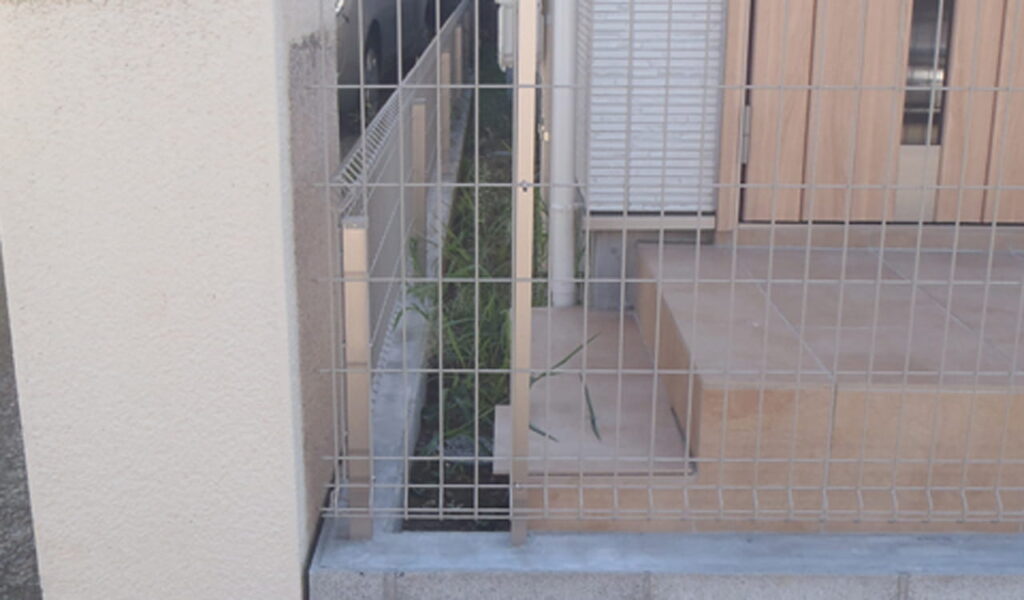 クリアマットのウッド調フェンスとタイル張りのモダンな塀