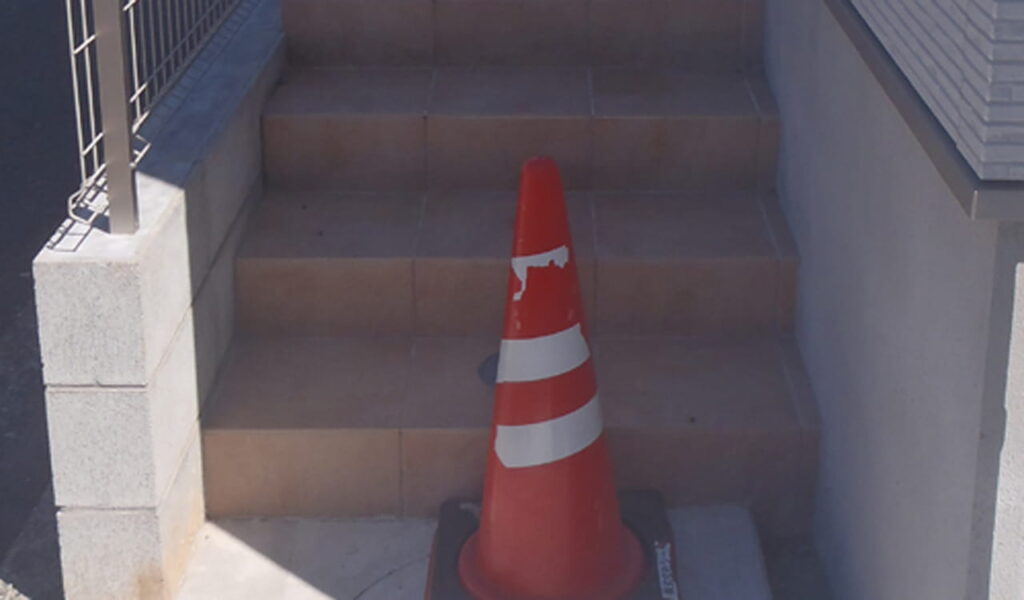 クリアマットのウッド調フェンスとタイル張りのモダンな塀